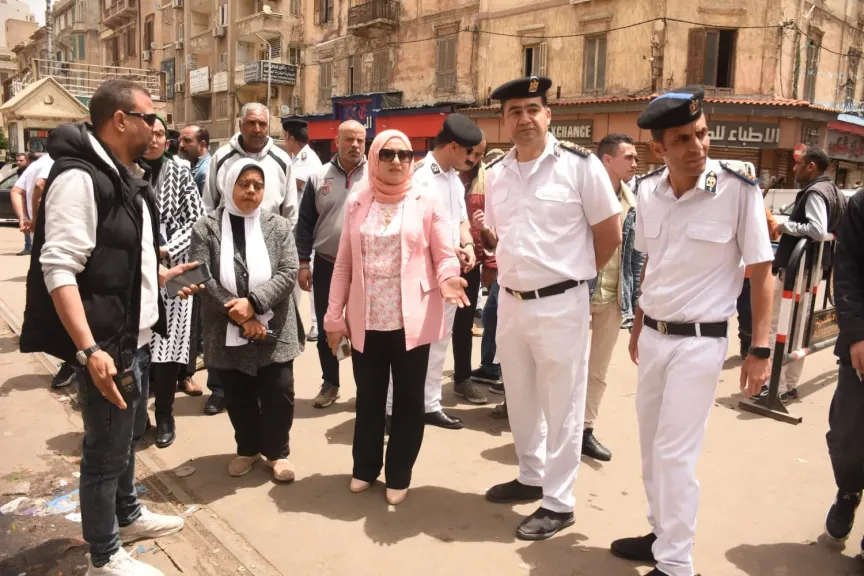 استمرارًا لجولاتها الميدانية.. نائب محافظ الإسكندرية تقوم بجولة موسعة بحي وسط للارتقاء بالمظهر الحضاري