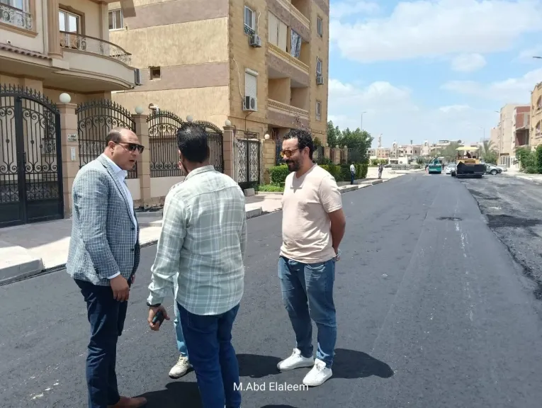 متابعة ميدانية مكثفة لأعمال تطوير الطرق بالحي الثاني بمدينة العبور