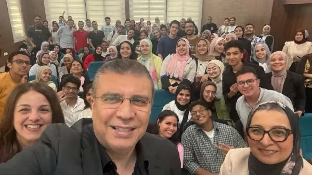 جامعة عين شمس تحتفي بالإعلام الإنساني في لقاء مع الدكتور عمرو الليثي بكلية الإعلام
