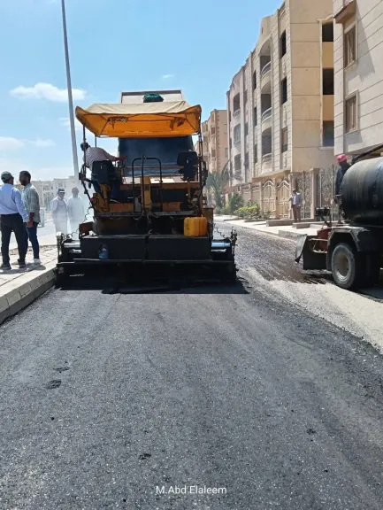 متابعة ميدانية  لرصف الطرق بالعبور.. وتنفيذ الطبقة الأسفلتية بشارع نعمان جمعة