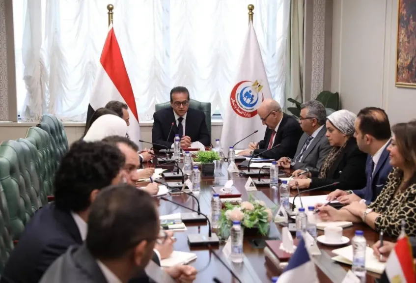 وزير الصحة يبحث مع السفير الفرنسي تعزيز علاج أطفال فلسطين المصابين بالأورام