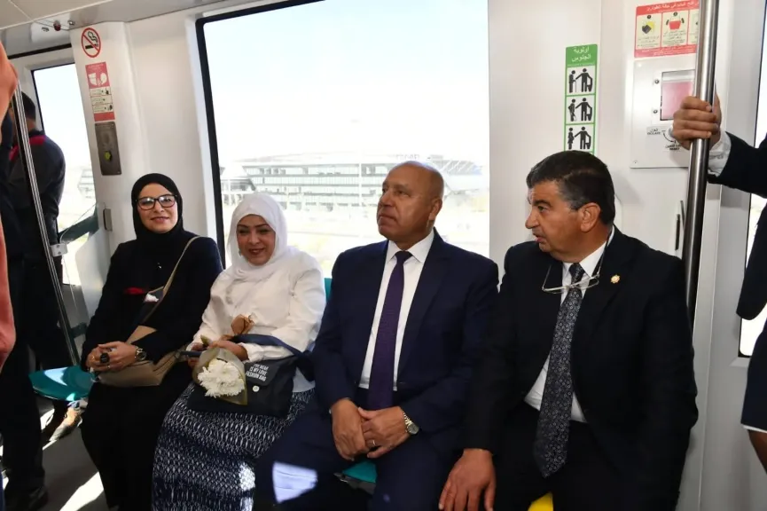 وزير النقل يستقل المونوريل للذهاب إلى العاصمة الإدارية أول أيام تشغيله