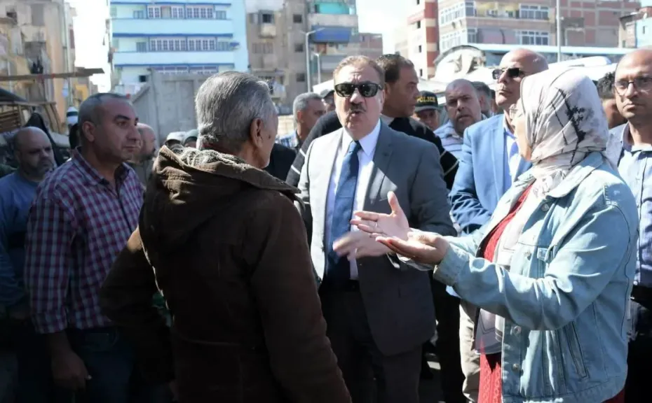محافظ بورسعيد يتابع إزالة الإشغالات المحيطة بسوق العصر في حي العرب
