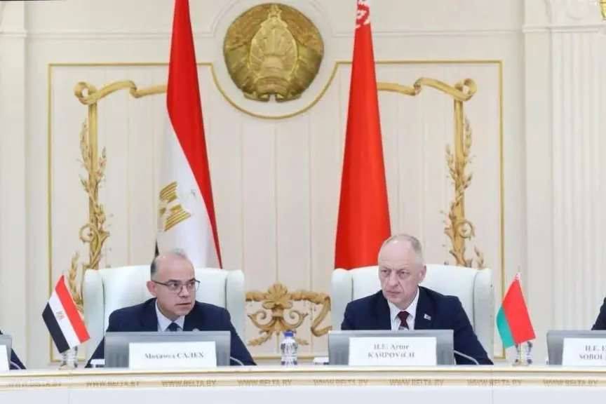 وزير الاستثمار يناقش مع وزير التجارة البيلاروسي آليات تعزيز تواصل مجتمع الأعمال بين البلدين