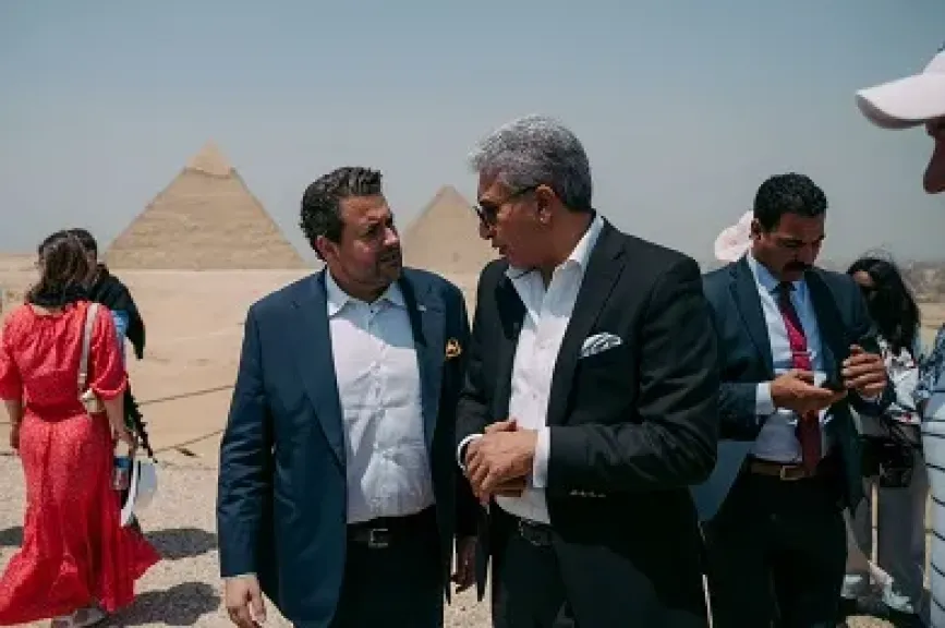 وزير الآثار يلتقي أبرز المشاركين بالفعالية الدولية للمجلس العالمي للسياحة والسفر بمنطقة أهرامات الجيزة