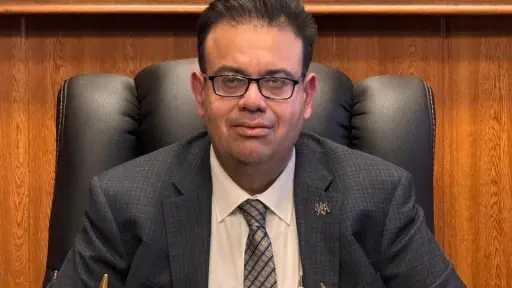 رئيس جامعة طنطا يهنئ الدكتور محمد حنتيرة باختياره ” طبيباً مثاليا” لعام 2026 على مستوى الغربية