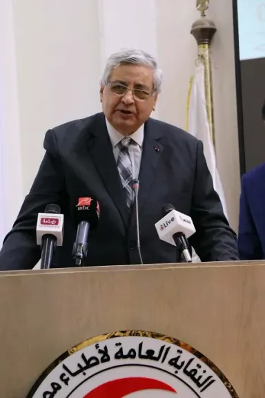 تاج الدين: القيادة السياسية تتابع باهتمام جهود الأطباء.. وتدرك حجم التضحيات التي يقدمها الجيش الأبيض