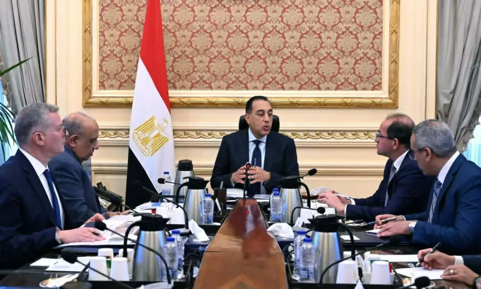رئيس الوزراء يتابع جهود توفير المنتجات البترولية وتعزيز المخزون
