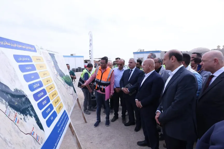 وزير النقل يتفقد مواقع العمل بمشروع تطوير طريق الصعيد الصحراوي الغربي
