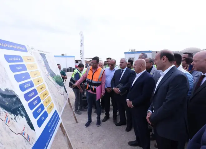 وزير النقل يتفقد مواقع العمل بمشروع تطوير طريق الصعيد الصحراوي الغربي