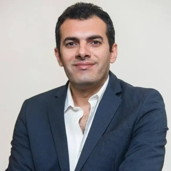 المنتج عماد السيد أحمد ينفي وجود علاقة بين فيلم أسد وثورة علي بن محمد الفارسي