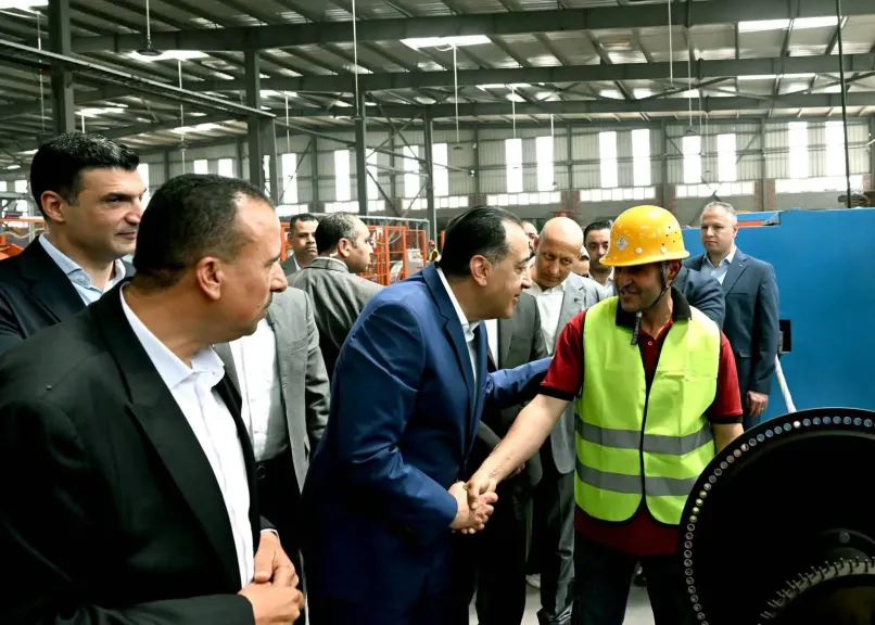 رئيس الوزراء يتفقد مصنع شركة ”الوادي للكابلات”