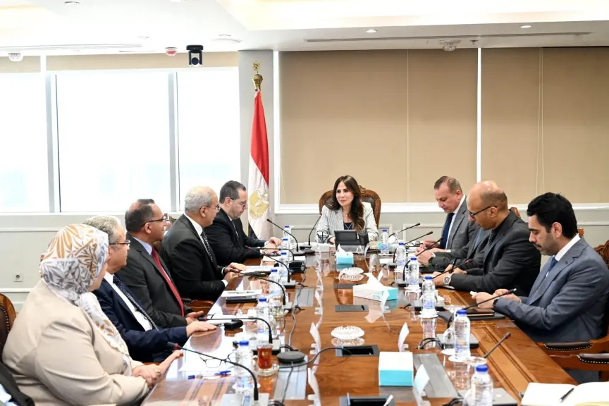 وزيرة الإسكان تتابع مع رئيس الهيئة العامة لتعاونيات البناء والإسكان ملفات العمل بالهيئة وتبحث سبل تعظيم دورها