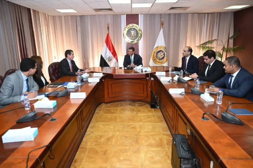 وزير الصناعة يبحث مع وفد شركة سيمكس العالمية رؤية الشركة للتوافق مع خطط الدولة للتنمية الصناعية