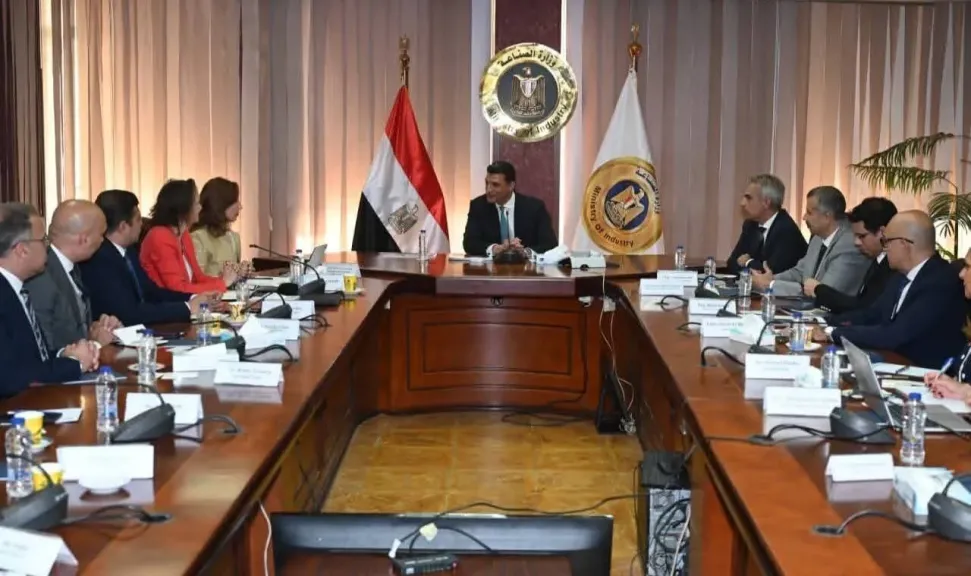 وزير الصناعة يبحث مع مجموعة «غوروك» التركية إقامة مشروع لإنتاج الزجاج في مصر