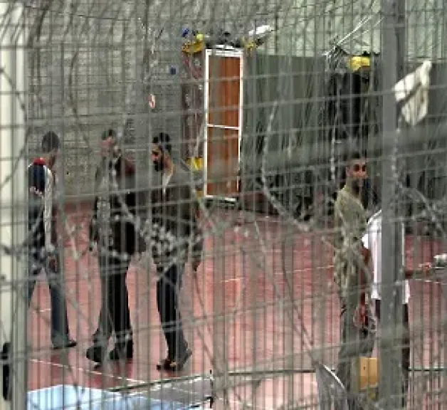 أسير فلسطيني يكشف تفاصيل مروعة عن المعاملة داخل سجون الاحتلال