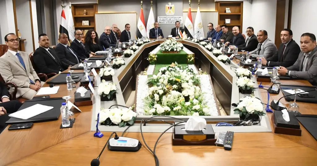 وزير الشباب والرياضة يعقد اجتماع موسع مع مسؤولي شركة استادات
