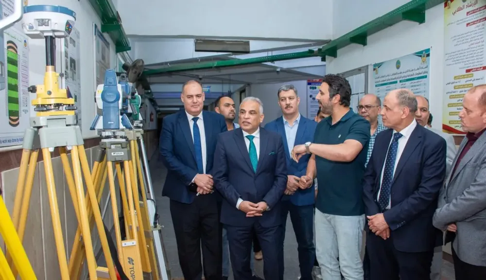 رئيس جامعة طنطا يجري جولة تفقدية موسعة بكلية الآداب ويلتقي بعدد من الطلاب الوافدين