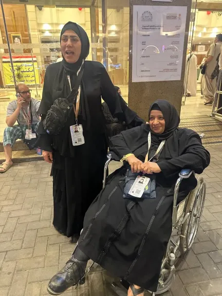 ”دعوت سنوات تحققت فى مكة”.. حاجة من ذوى الهمم تعيش لحظات مؤثرة فى رحلتها مع بعثة القرعة