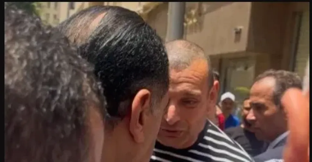 حوار ودي بين مواطن ورئيس الوزراء مصطفى مدبولي في وسط البلد حول قانون الإيجار القديم