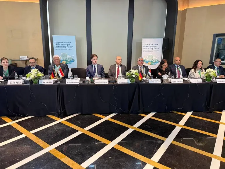 وزير الطيران المدني يشارك في منتدى الهيدروجين الأخضر في مصر 2026