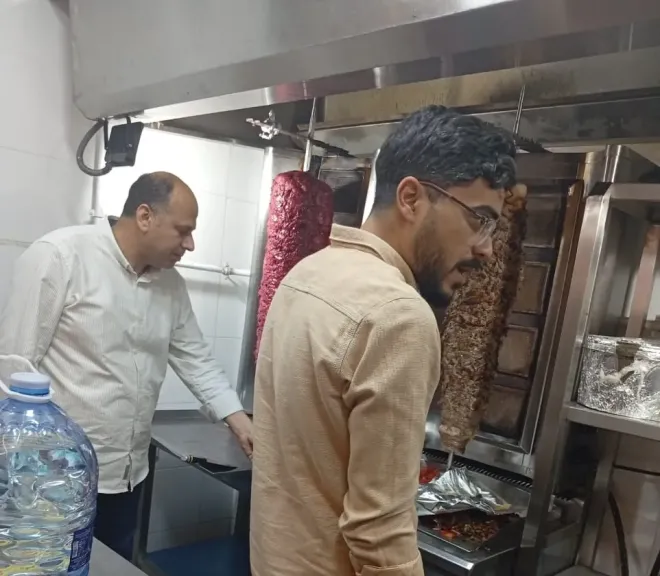 ضبط وإعدام مواد غذائية فاسدة وتحرير 36 مخالفة خلال حملة في مطروح