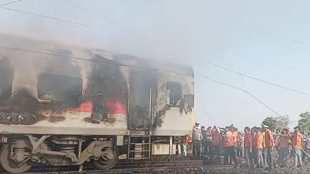 اندلاع حريق في قطار راجدهاني إكسبريس بالهند وتعطل حركة السكك الحديدية بين مومباي ونيودلهي