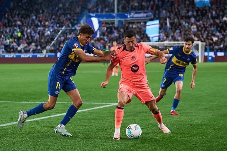 ليفاندوفسكي يقود هجوم برشلونة أمام ريال بيتيس في الدوري الإسباني