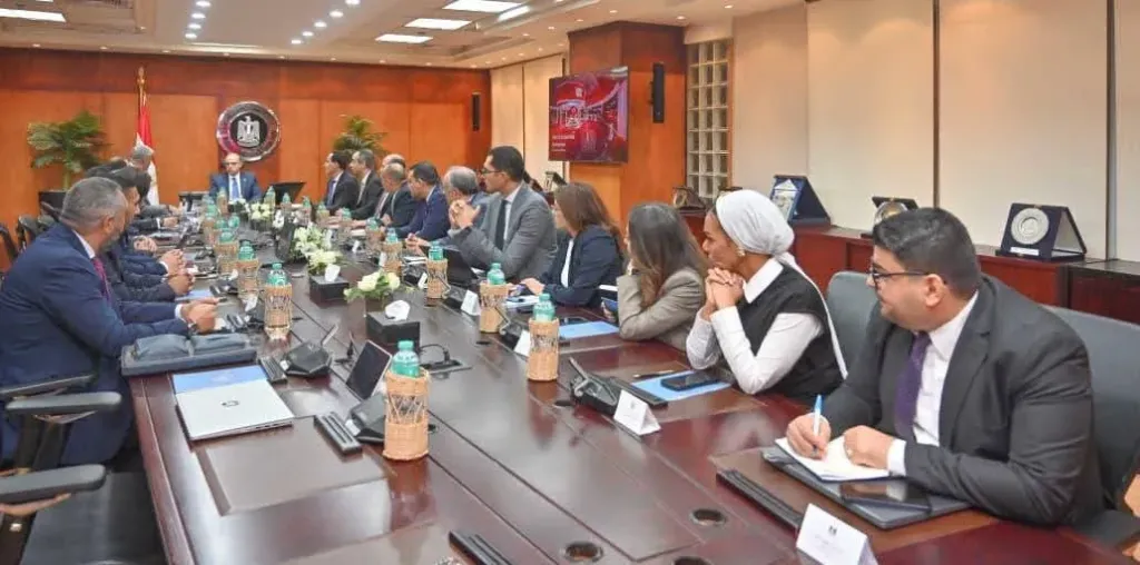 وزير الاستثمار يبحث مع قيادات ڤودافون تسريع التحول الرقمي لتعزيز تنافسية الاستثمار والتجارة