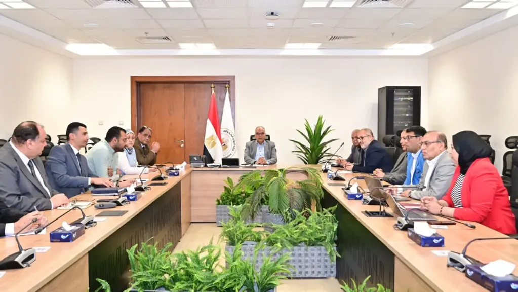 د.سويلم يتابع مجهودات حماية الشواطئ وتكريك مصب فرع رشيد ومصب مصرف جمصة