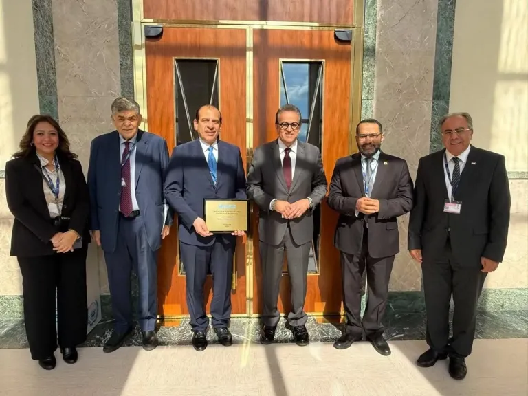 وزير الصحة يهنئ نائبه بمناسبة فوزه بجائزة «نيلسون مانديلا»
