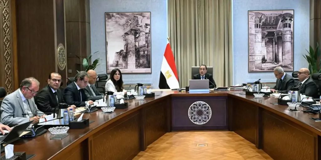 رئيس الوزراء يتابع جهود تنفيذ الخطة الاستراتيجية لتحلية مياه البحر