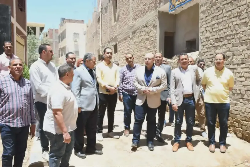 محافظ الفيوم يتفقد مشروعات حياة كريمة بمركز يوسف الصديق.. ويوجه بحل مشاكل المواطنين