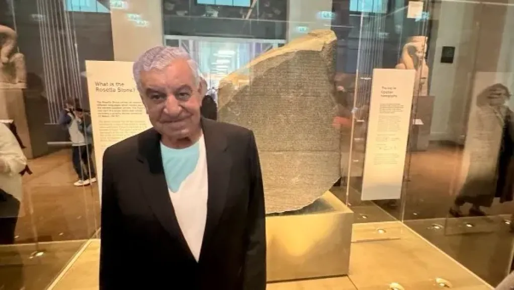 زاهي حواس يطالب من لندن بإعادة حجر رشيد إلى مصر ويؤكد: مكانه المتحف المصري الكبير