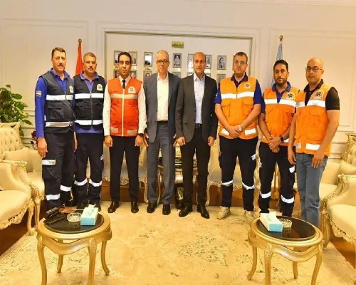 محافظ أسيوط يكرم طاقم إسعاف أنقذ عاملا سقط في بئر صرف صحي