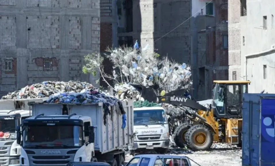 حملات مكثفة في الإسكندرية لمواجهة النباشين وفريزة المخلفات بالشوارع