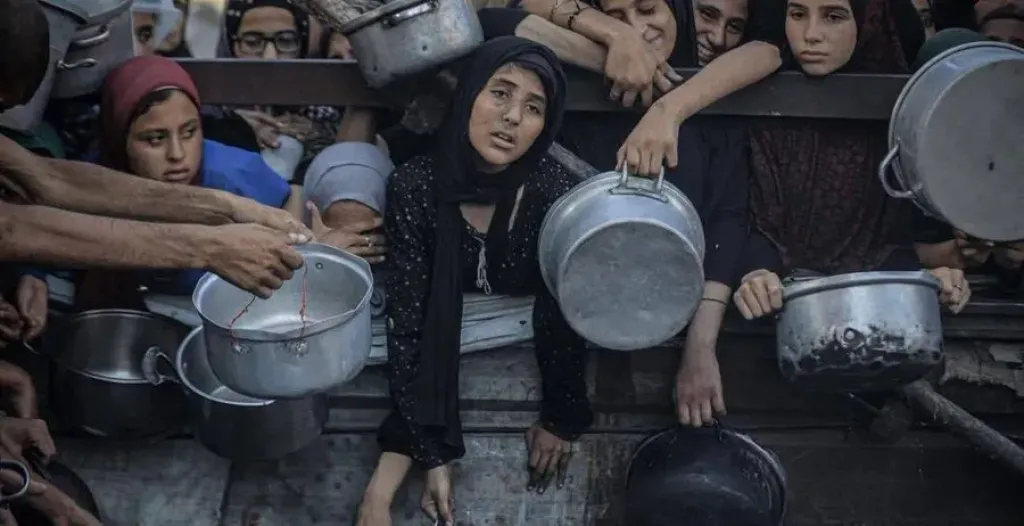 غزة.. نازحون فلسطينيون يحتجون على حصار إسرائيل وسياسة التجويع