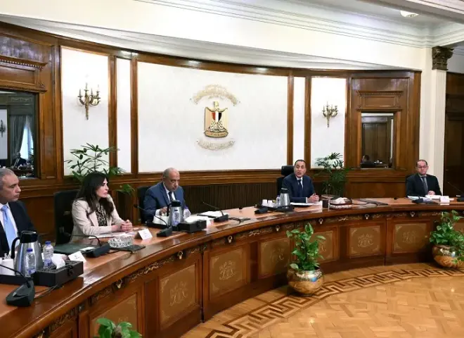 رئيس الوزراء يستعرض خطوات إعداد استراتيجية وطنية لتنظيم إنشاء مراكز البيانات
