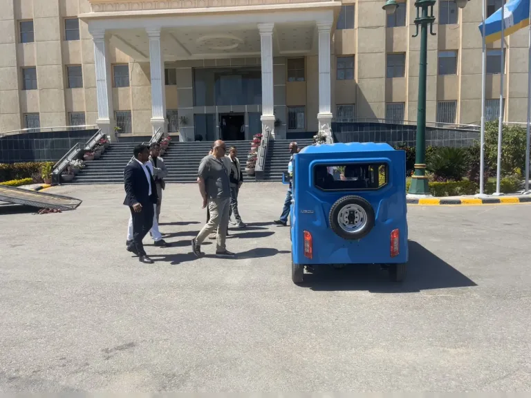 ضمن خطة الإسكندرية لاستبدال التوك توك.. محافظ الإسكندرية يتفقد نموذج سيارة كهربائية صديقة للبيئة