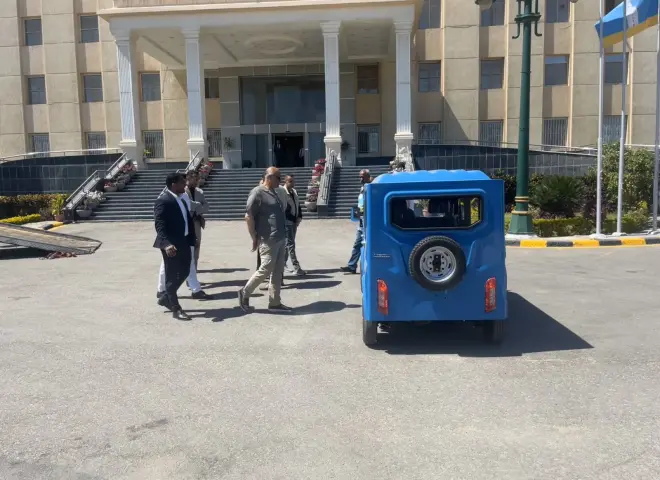 ضمن خطة الإسكندرية لاستبدال التوك توك.. محافظ الإسكندرية يتفقد نموذج سيارة كهربائية صديقة للبيئة