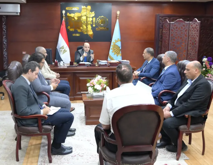 محافظ الغربية يواصل التواصل المباشر مع المواطنين داخل مواقع تقديم الخدمة