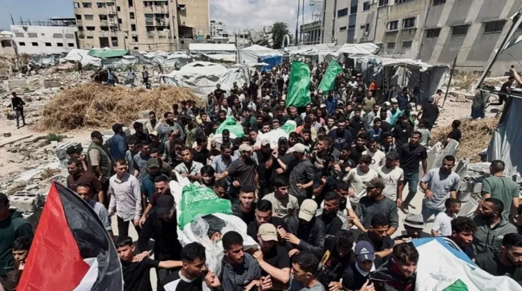 غزة تشيع القيادي بالقسام محمد عودة وعائلته بعد استشهادهم في غارة إسرائيلية