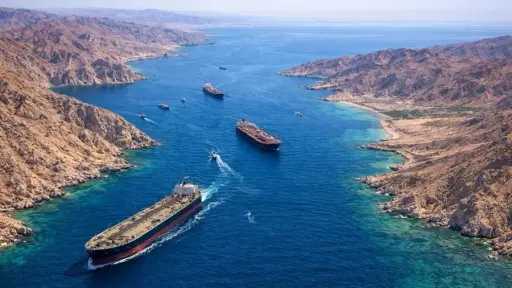 التلفزيون الإيراني: السفن العسكرية غير مشمولة في مسودة الاتفاق مع واشنطن بشأن هرمز