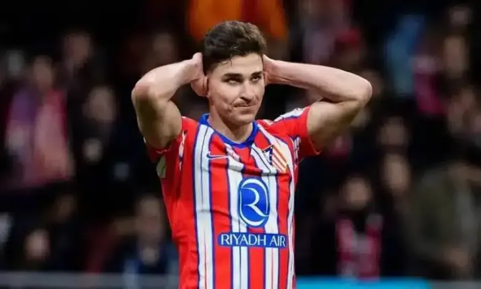 أتلتيكو مدريد يسخر من برشلونة بسبب شائعات رحيل جوليان ألفاريز