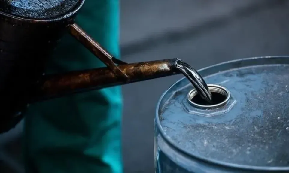 النفط يهبط 1.3% مع أنباء عن اتفاق محتمل بين واشنطن وطهران