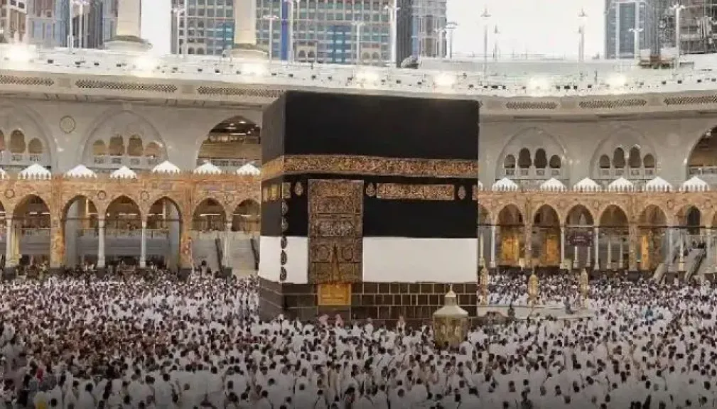 الحجاج يواصلون أداء المناسك بين رمي الجمرات وطواف الوداع