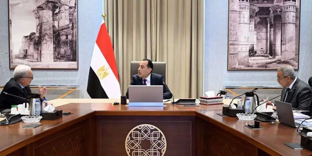 رئيس الوزراء يتابع مع نائبه للشئون الاقتصادية موقف خطة إعادة هيكلة الهيئات الاقتصادية