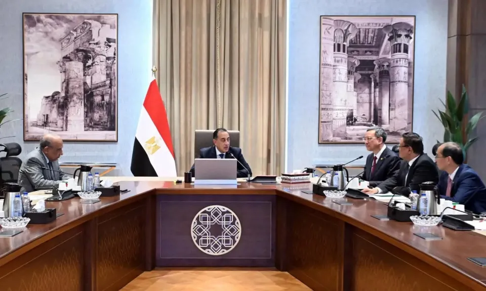 رئيس الوزراء يلتقي رئيس شركة الصين لهندسة الطاقة المحدودة لبحث سبل التعاون المشترك