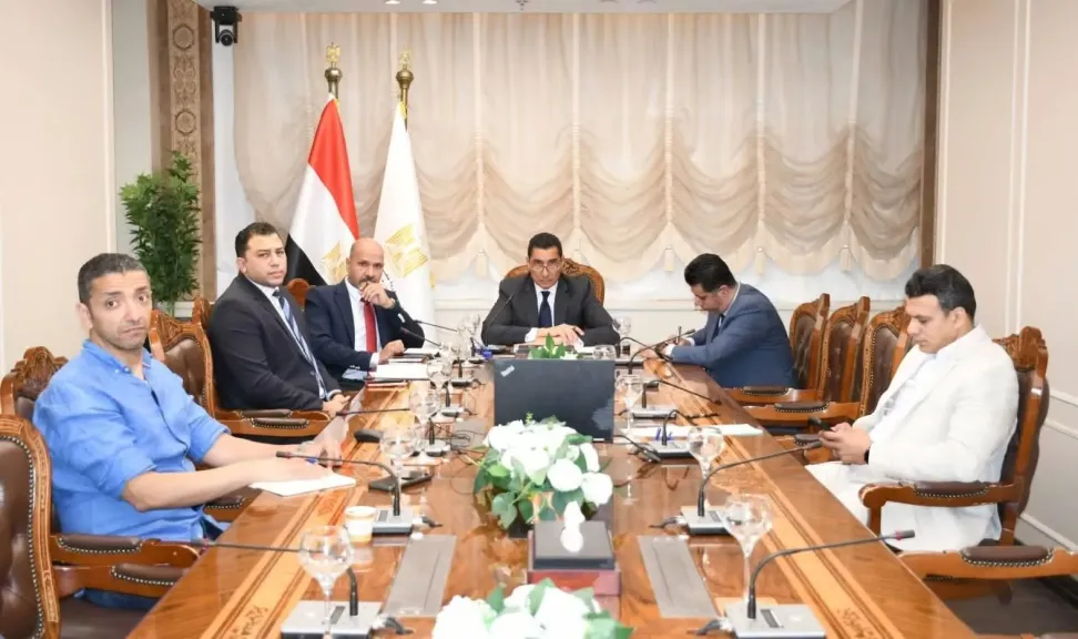 وزير الشباب والرياضة يلتقي مسؤولي شركة دافينج الصينية لبحث التعاون وتوطين الصناعة بالمجال الرياضي