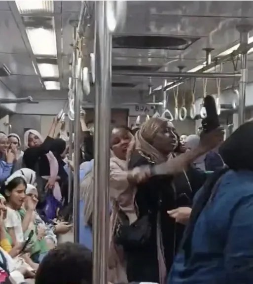 مشاجرة داخل مترو الأنفاق تثير الجدل.. فيديو متداول لخلاف بين سيدتين وعدد من الركاب